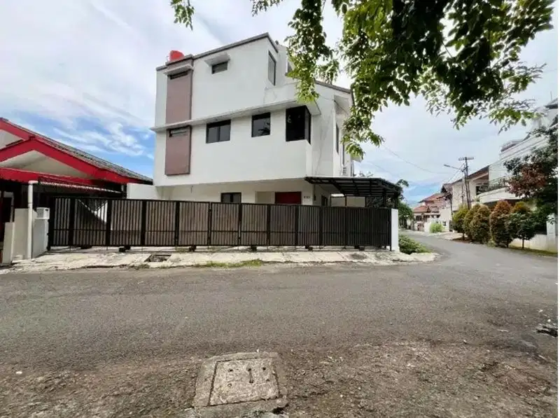 JUAL RUMAH 3 LANTAI DI KOMPLEKA DEPT. KESEHATAN PASAR MINGGU JAKSEL