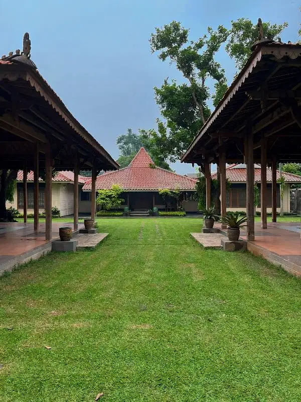 rumah taman halaman luas dekat tol Andara