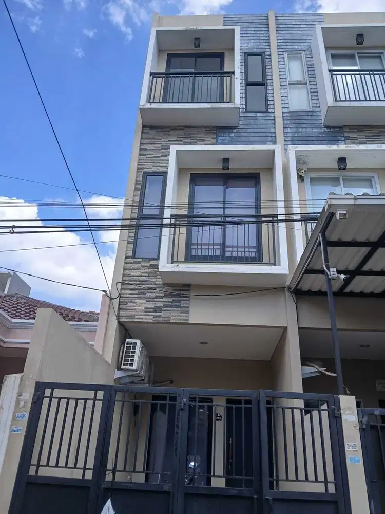 Rumah 3 lantai Kedoya kondisi siap huni dan rapi