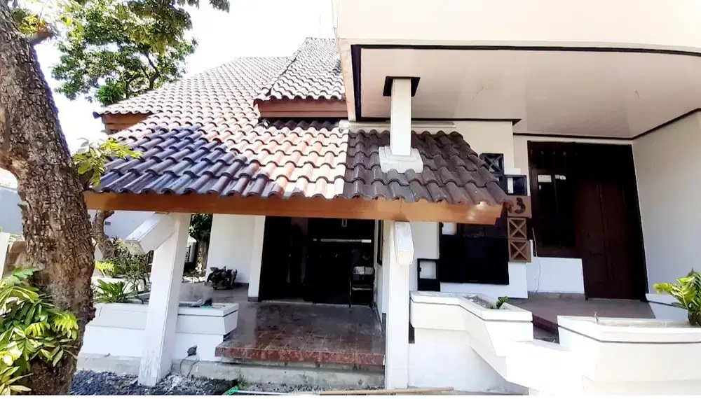 Rumah mewah dekat UNESA dan Perkantoran Ahmad Yani di ketintang baru
