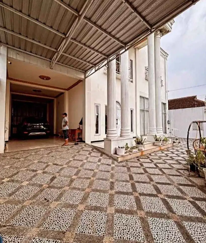 RUMAH MEWAH AMERICAN STYLE DI PINGGIR JALAN RAYA