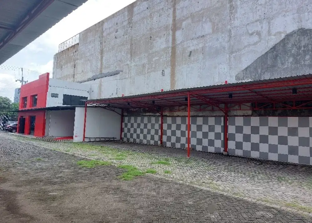 Disewakan bangunan dengan lahan parkir luas