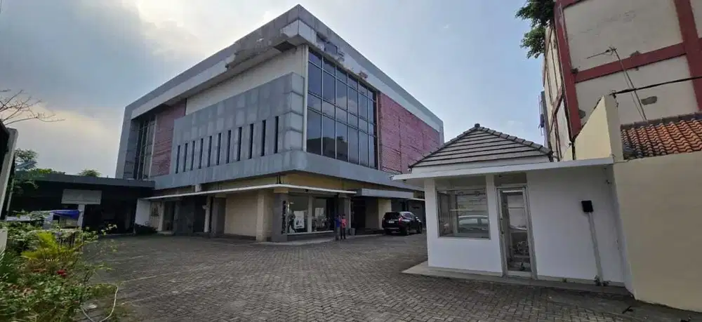 for rent for office with 3-story building / Disewakan Gedung 3 Lantai