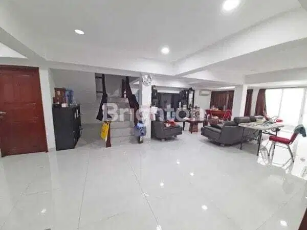 rumah megah di kelapa gading