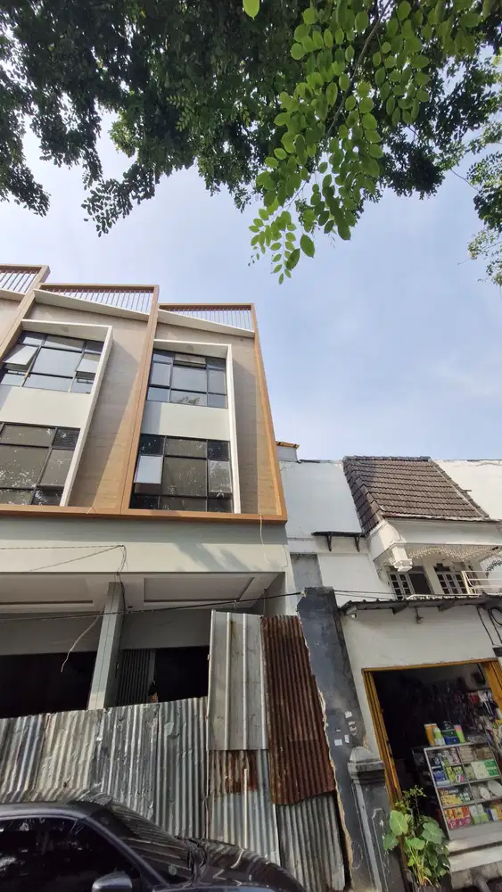 Ruko baru di taman ratu