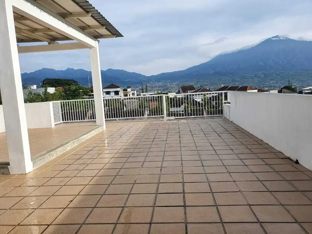 Rumah villa full furnis3lantai 1km Jatim Park2  view gunung Batu Jatim