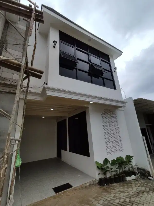 VILLA  2 LANTAI ADA KOLAM KOTA BATU