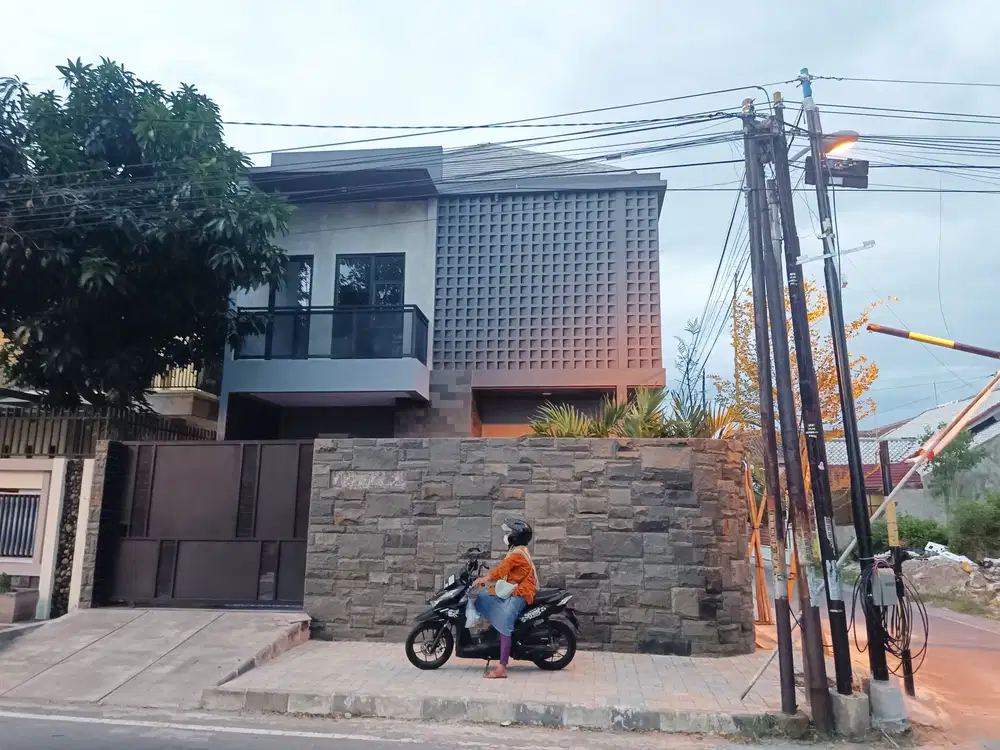 RUMAH MEWAH LUXBARU GRESS PLUS KOLAM RENANG DI PERUM SUMBER SOLO KOTA