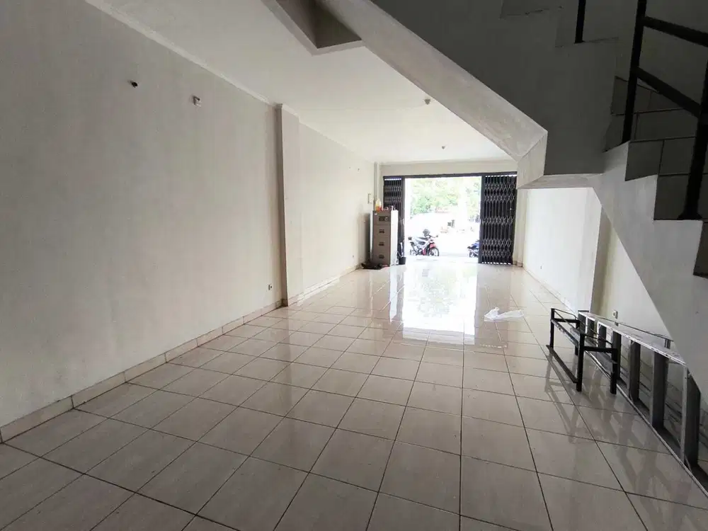 ruko gandeng 3 disewakan  jalan peta raya ramai kendaraan