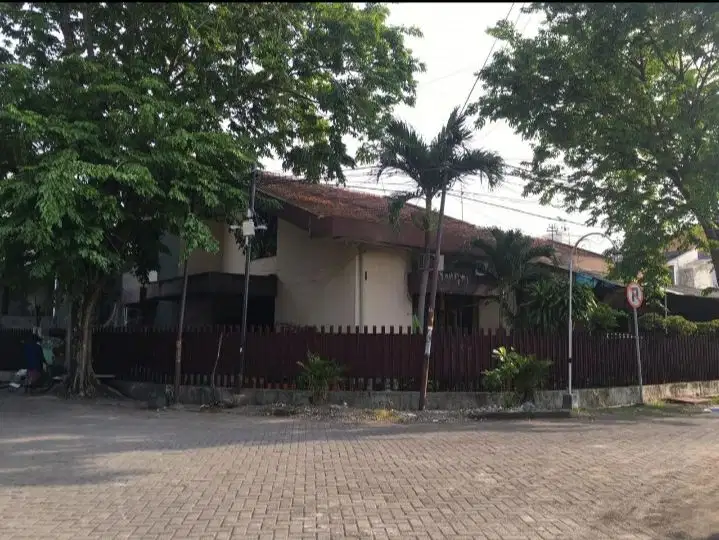 Rumah pojok di Manyar Kertoarjo