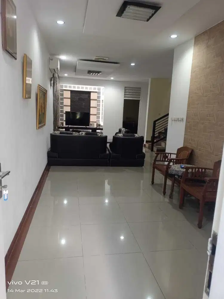 Disewakan Rumah Fullypurnish kamar tidur 4+1 plus ada bathup