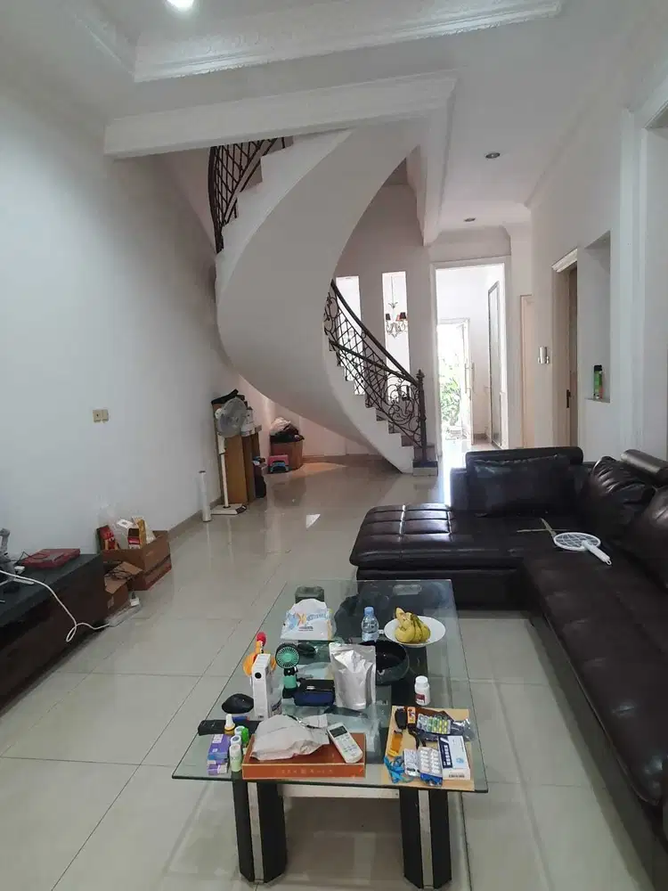 Disewakan Rumah 3 Lantai di PIK 1 Manyar – Lokasi Strategis - Rp185 Jt