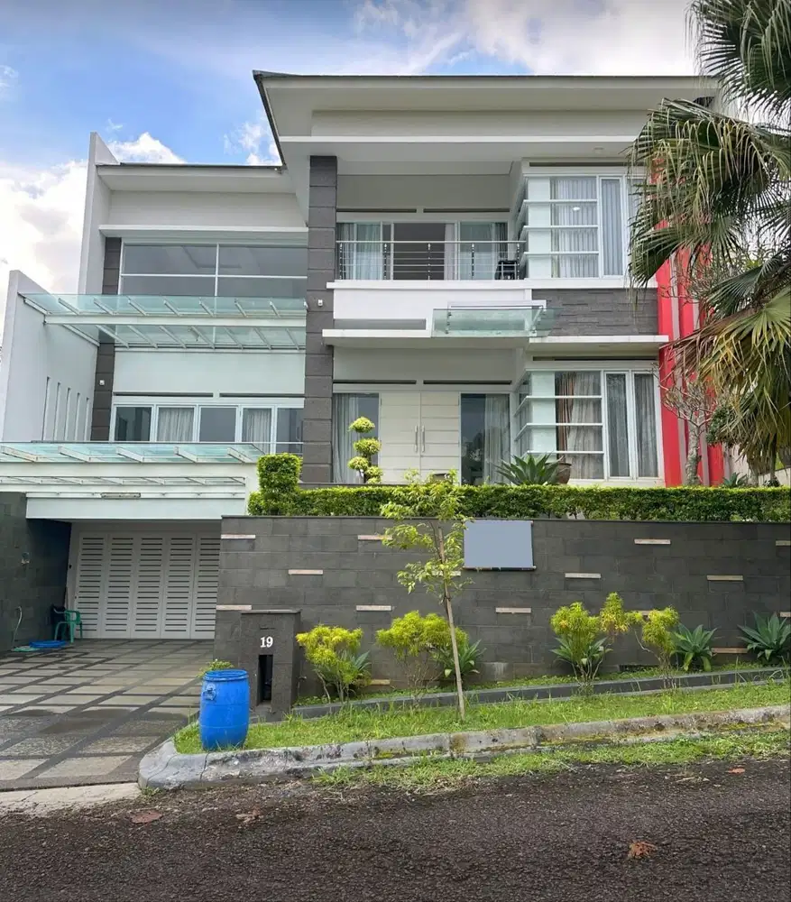 Dijual Rumah Mewah Villa Dago Resort Pakar