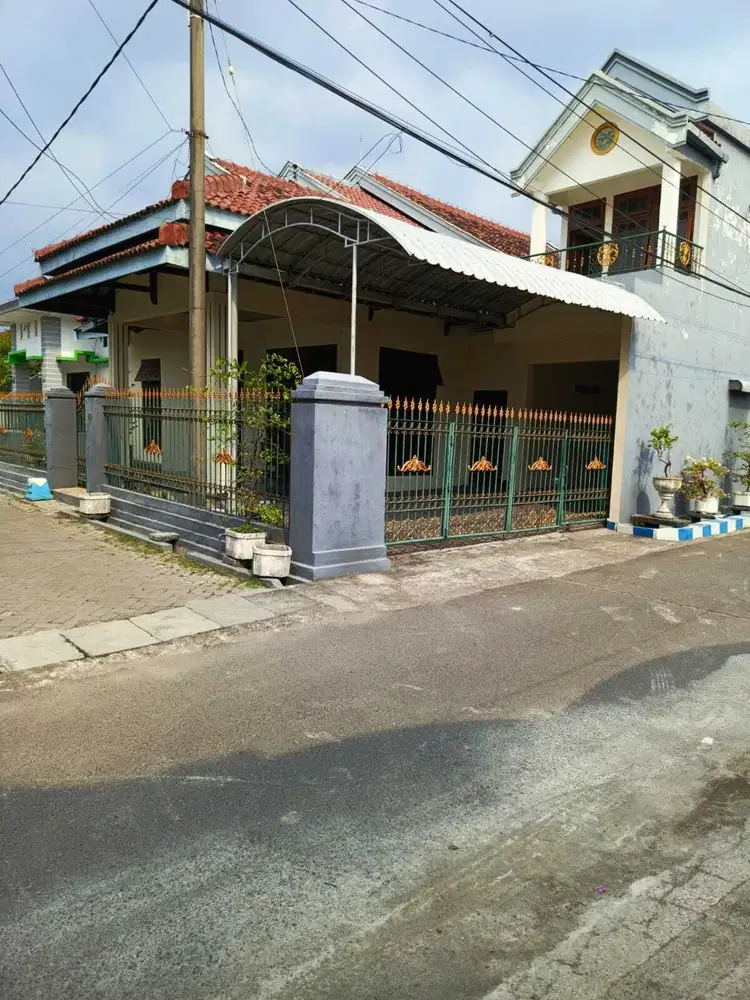 DEKAT ALUN-ALUN JOMBANG Rumah 2 Lantai Jalan Gubernur Suryo Luas 300m
