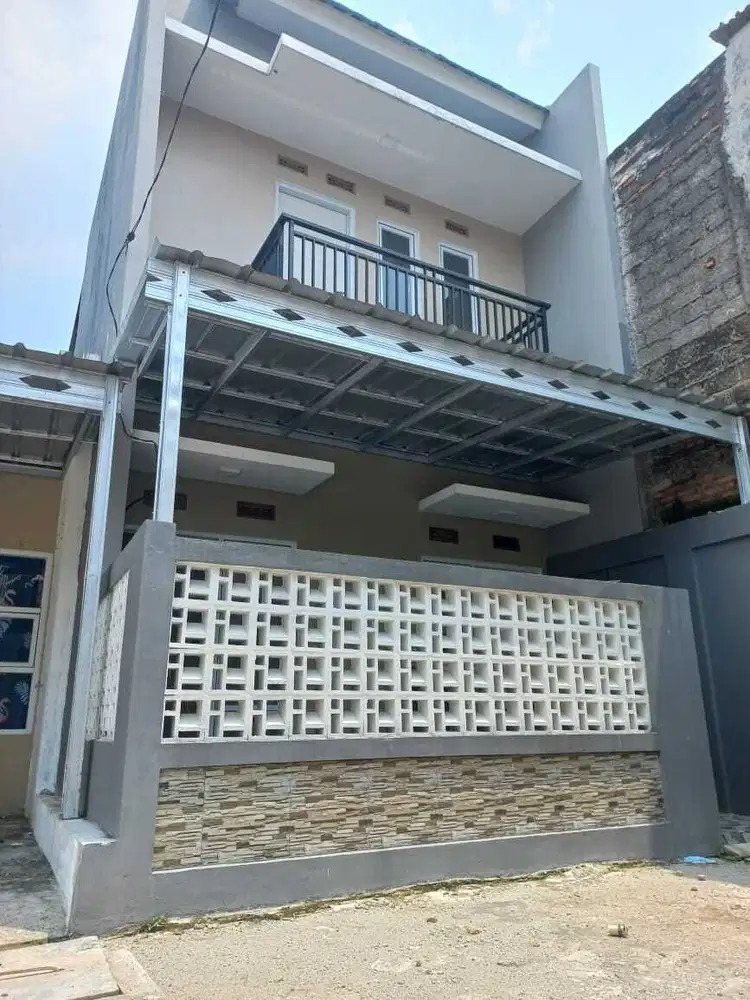 Disewakan rumah 2 lantai lokasi dekat stasiun Lrt ciracas dan mabes