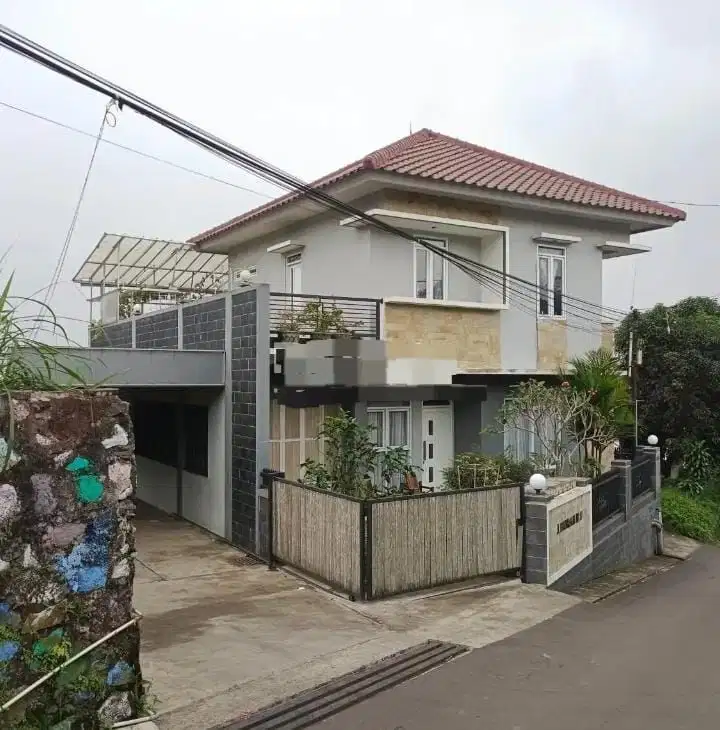 DILELANG MURAH Rumah 2 lantai siap huni di Jl Bukanagara Kayuambon