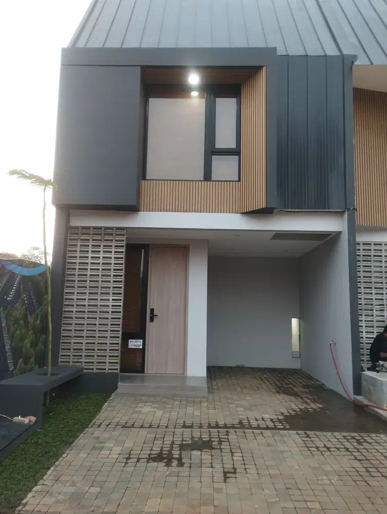 Rumah 2 lantai limo 3 kamar tidur,ada kolam renang juga lapangan