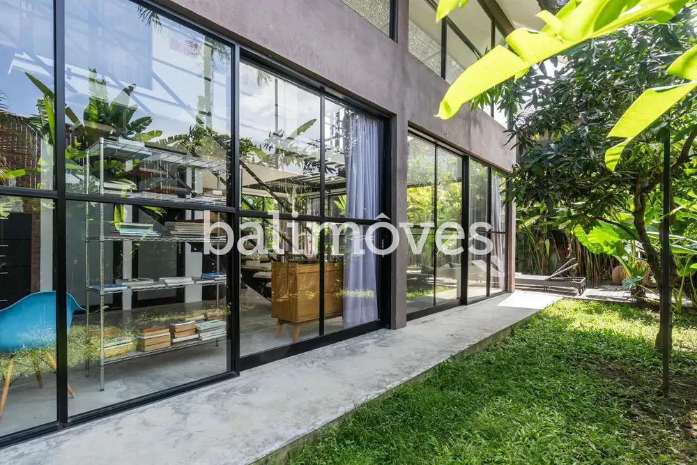 Vila Enam Kamar Tidur Luas Bergaya Industrial di Kemenuh Gianyar