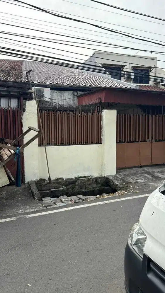 Rumah Murah Dua Lantai Strategis Pinggir Jalan di Kramat Senen Jakarta