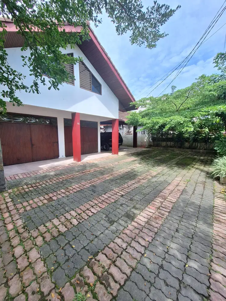 JUAL RUMAH KLASIK DGN HALAMAN LUAS