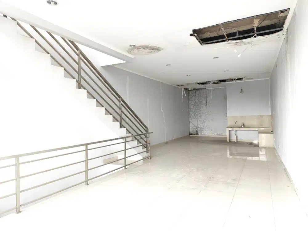 Dijual / Disewakan Ruko 3 Lantai Lokasi Strategis