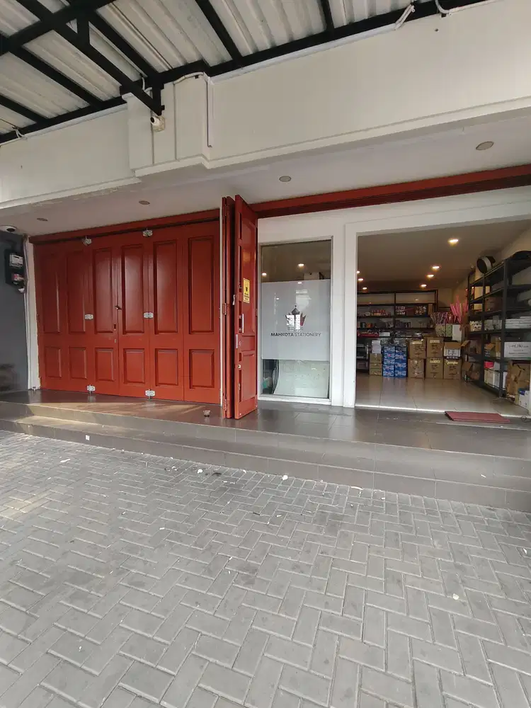 Ruko rendeng, kondisi terawat, cocok untuk kantor atau bank.