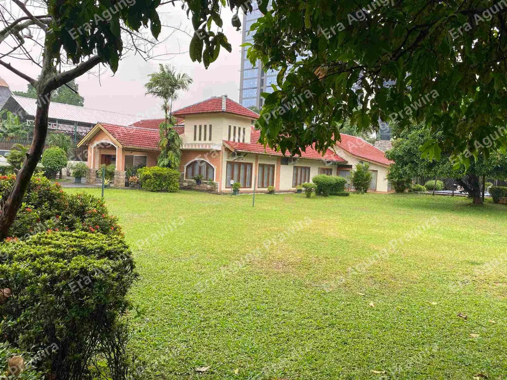 Disewakan Rumah ala Villa dengan halaman luas ditambah Kolam Renang total seluas 2400m2, bisa untuk kafe restoran atau kantor, harga 500 juta per tahun nego