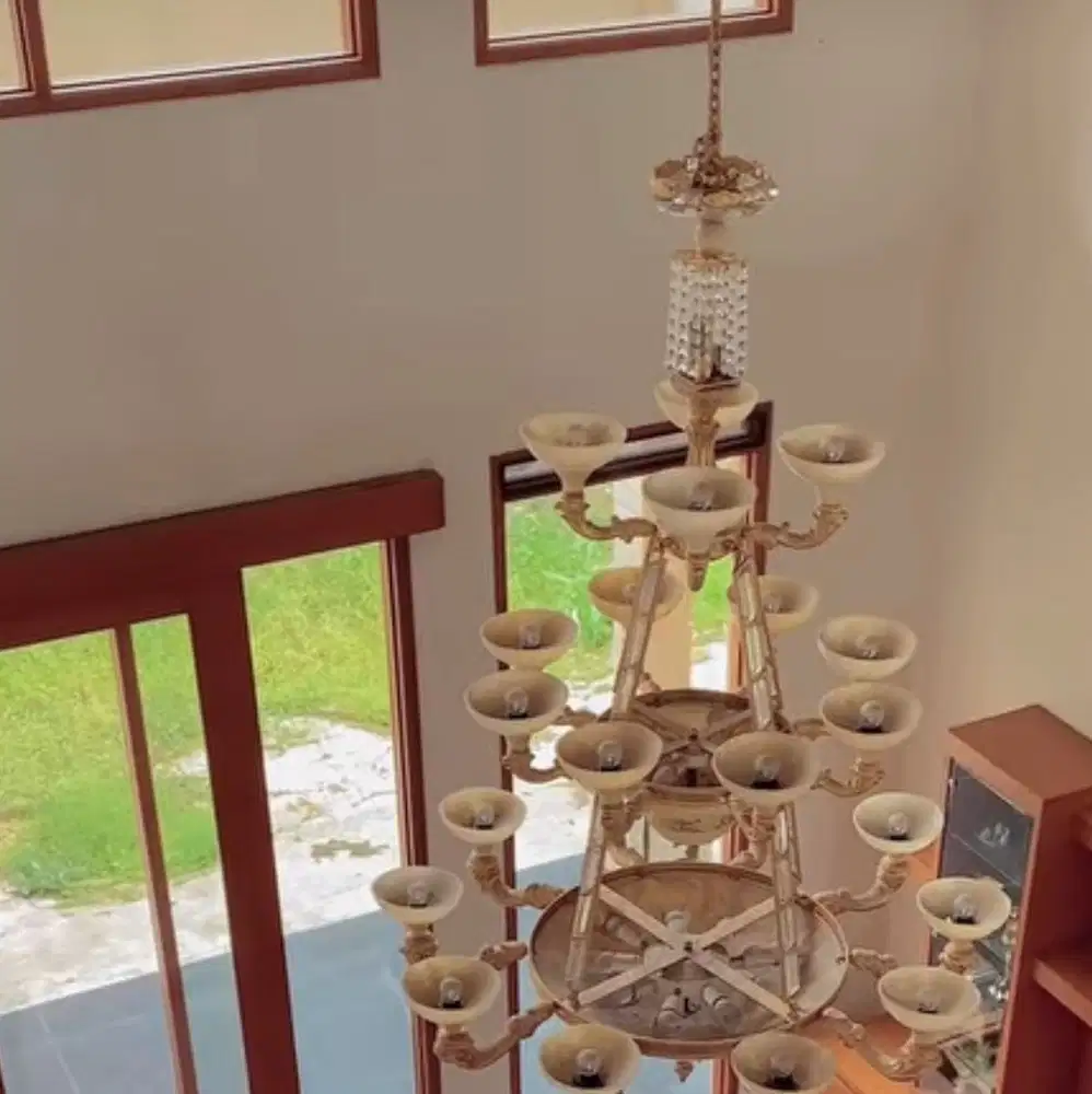 rumah mewah di daerah elit Setra Duta , siap pakai .