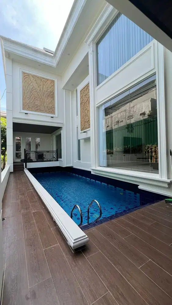 Rumah dijual Townhouse Mewah sekali dan sudah direnovasi seperti BRAND