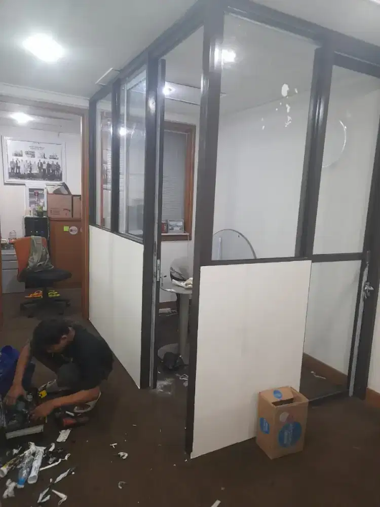 PARTISI/SEKAT RUANGAN KANTOR ALUMUNIUM DAN KACA