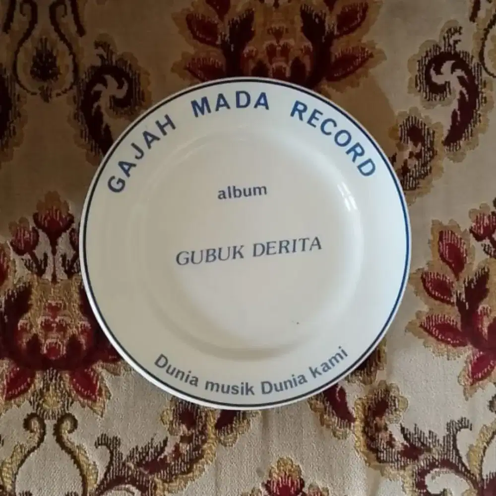 Hiasan piring dinding