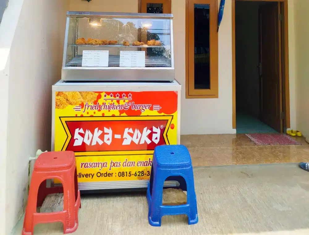 Etalase dan perlengkapan jualan fried chicken