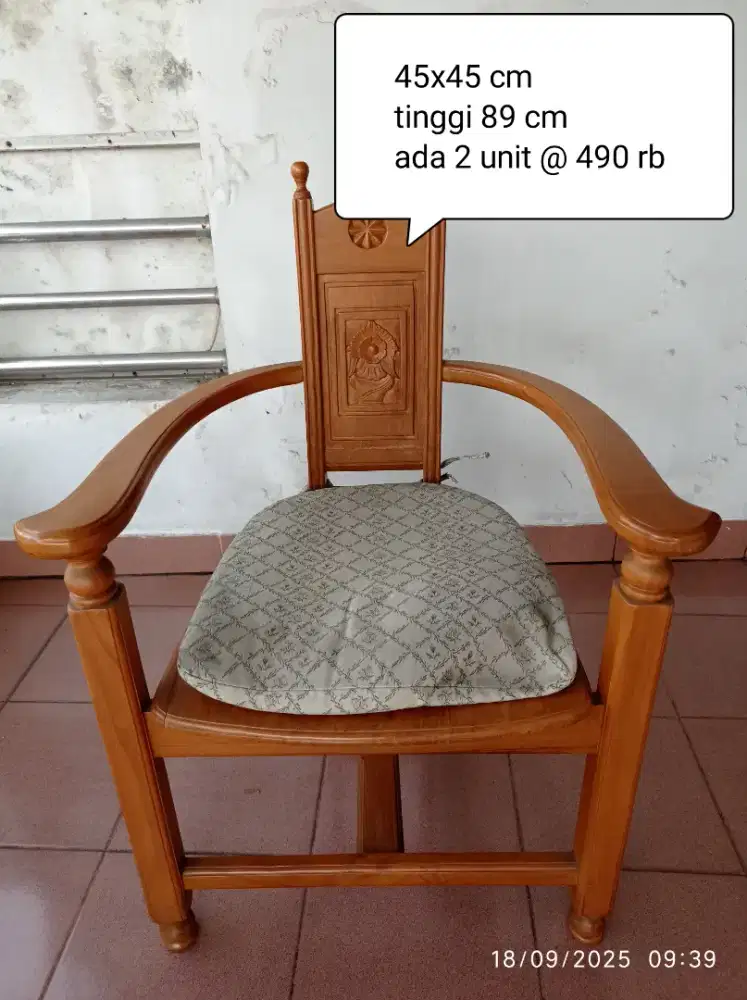 Kursi ukir Jepara ada 2 unit