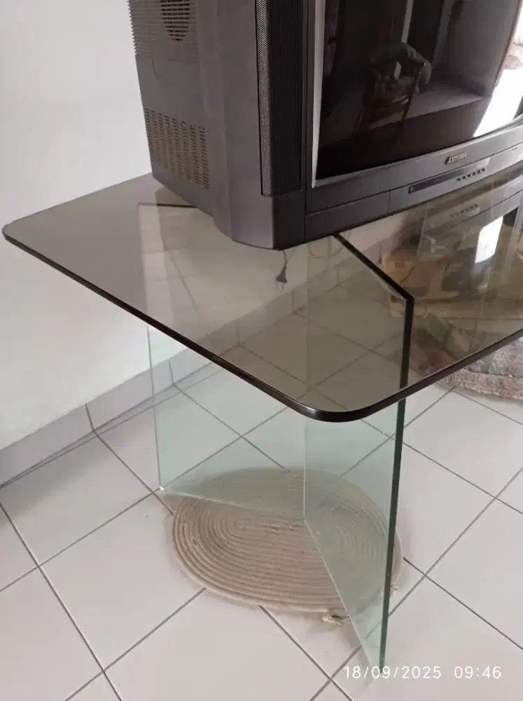 Meja makan kaca 12 mm