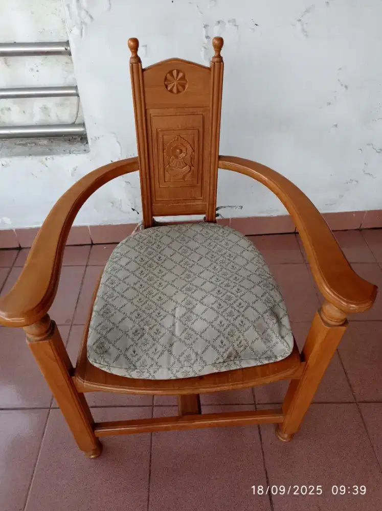 Kursi ukir Jepara ada 2 unit