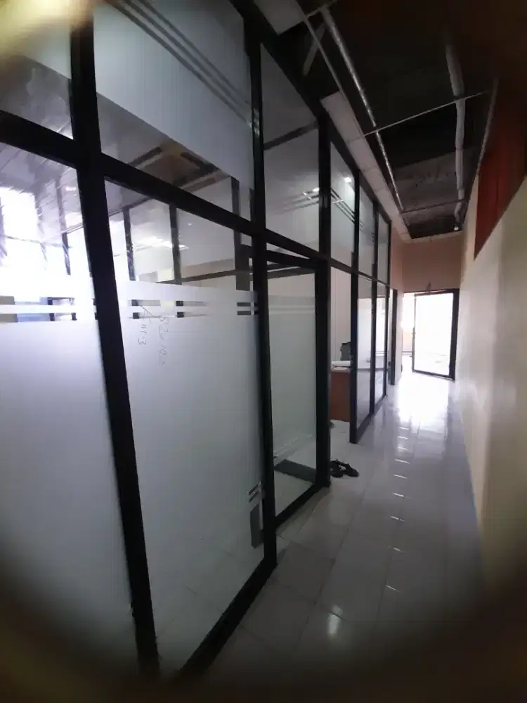 PARTISI SEKAT RUANGAN KANTOR ALUMUNIUM DAN KACA