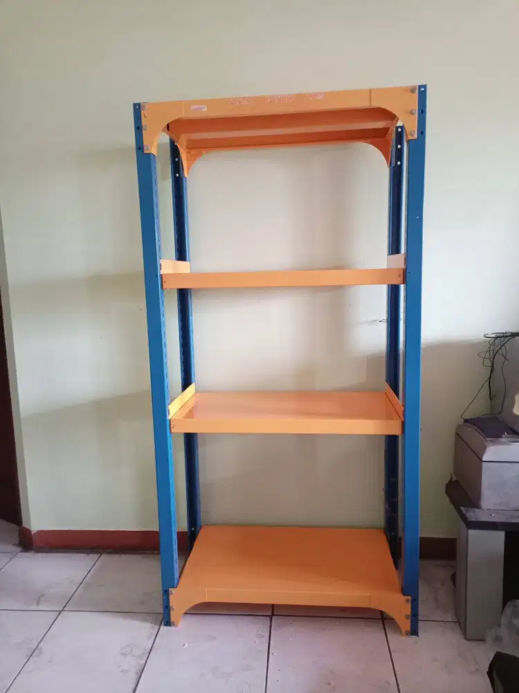 Rak Besi Dengan 4 Ambalan