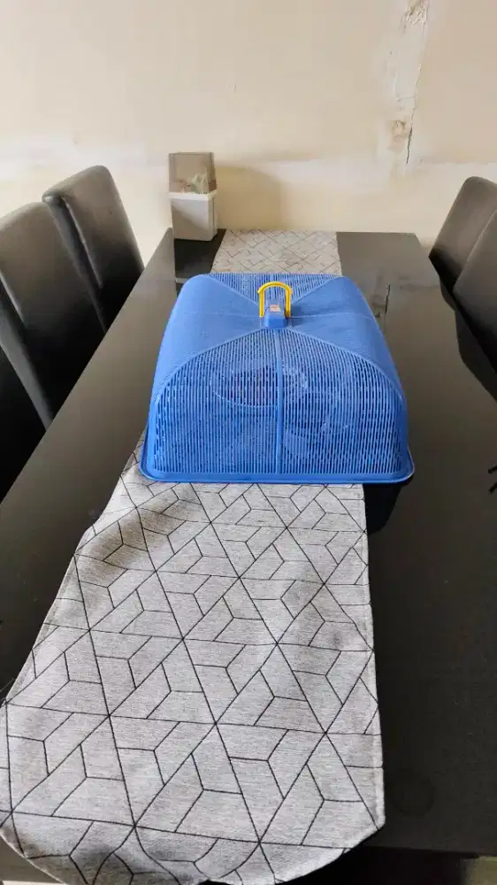 Meja makan merek celine