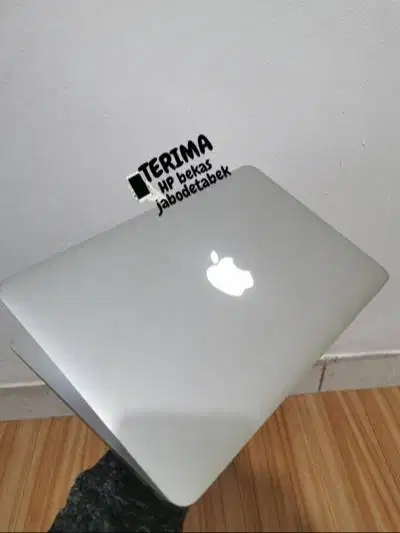 nyari mackbook p4d 4ir 8inch