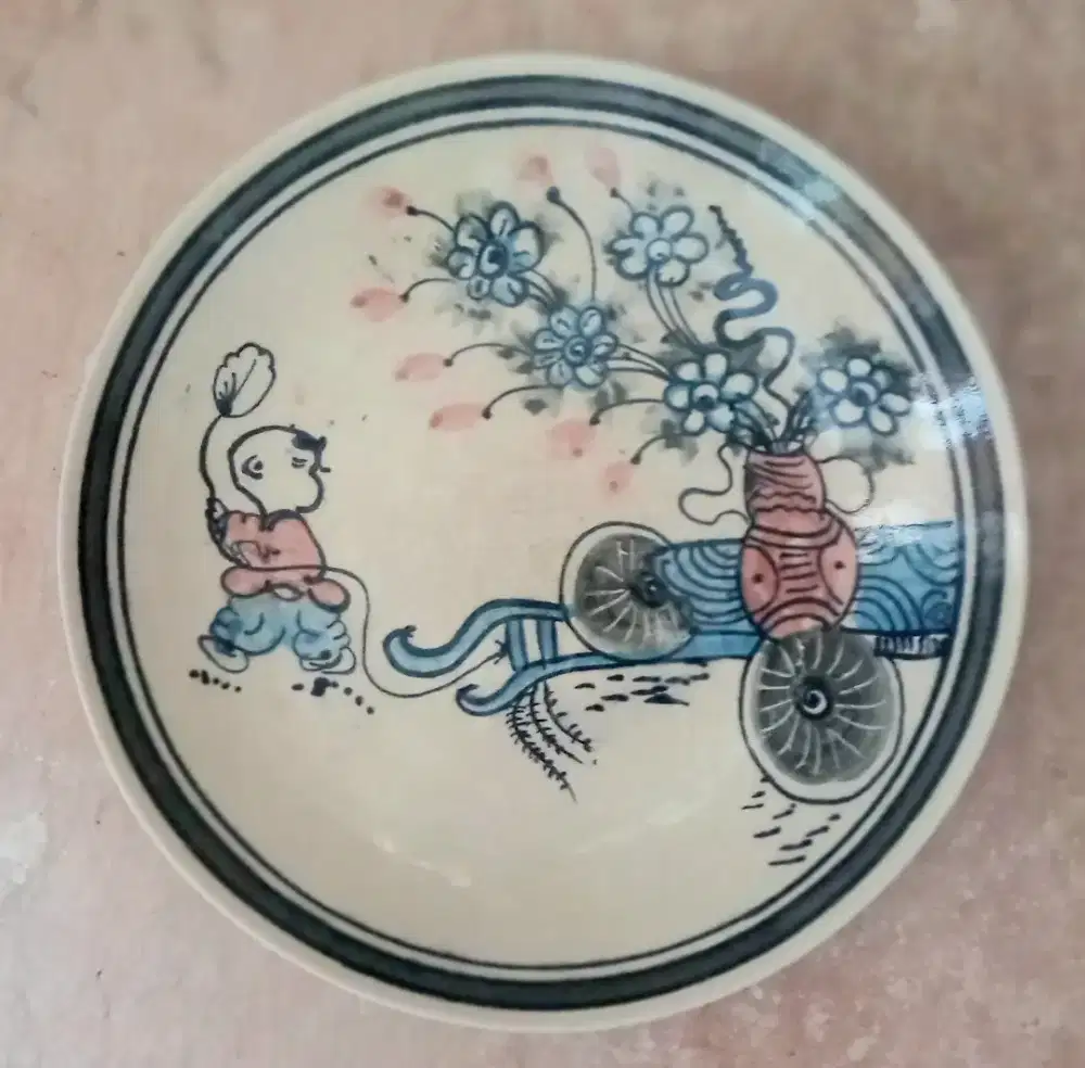 Piring Pajang Gambar Anak Kecil dan Vas Bunga.