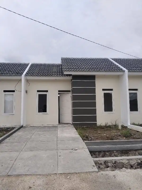 Rumah subsidi Minimalis diapit perumahan komersial