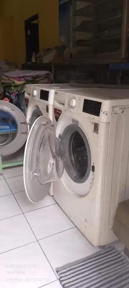 Di jual mesin cuci loundry beserta meja serltrika dan meja kasir.