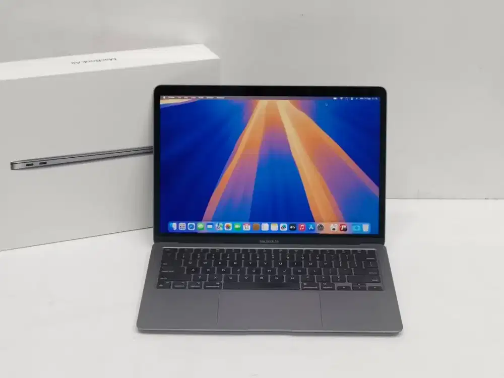 MACBOOK AIR M1 2020 Memory 8GB 
SSD256 GB garansi resmi ibox desbr 25