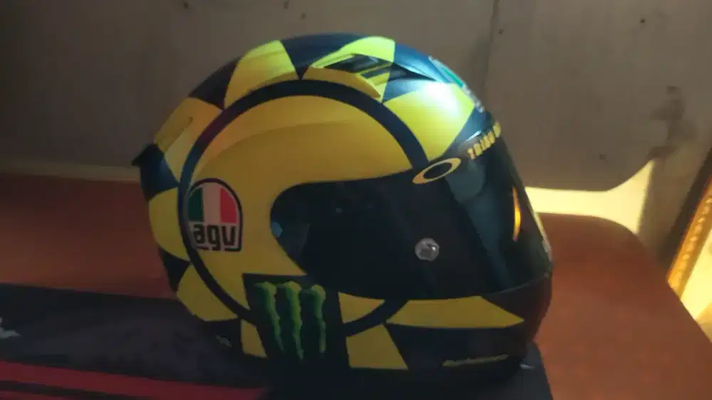 KYT R10 repaint AGV