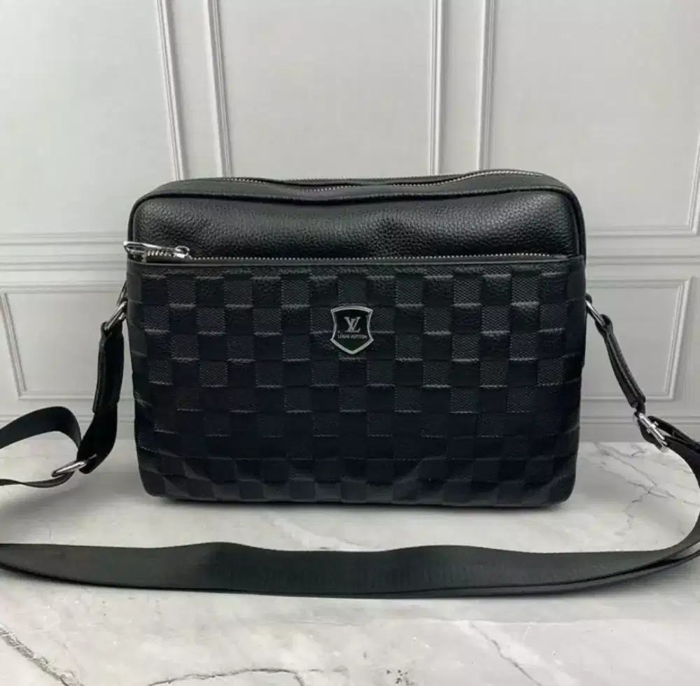 TAS SELEMPANG messenger LV Bag pria infini black