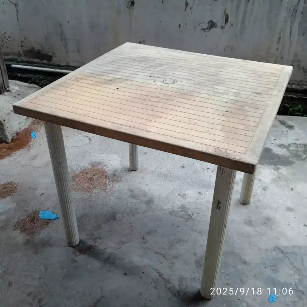 Meja Plastik 85 x 85 x 76 CM