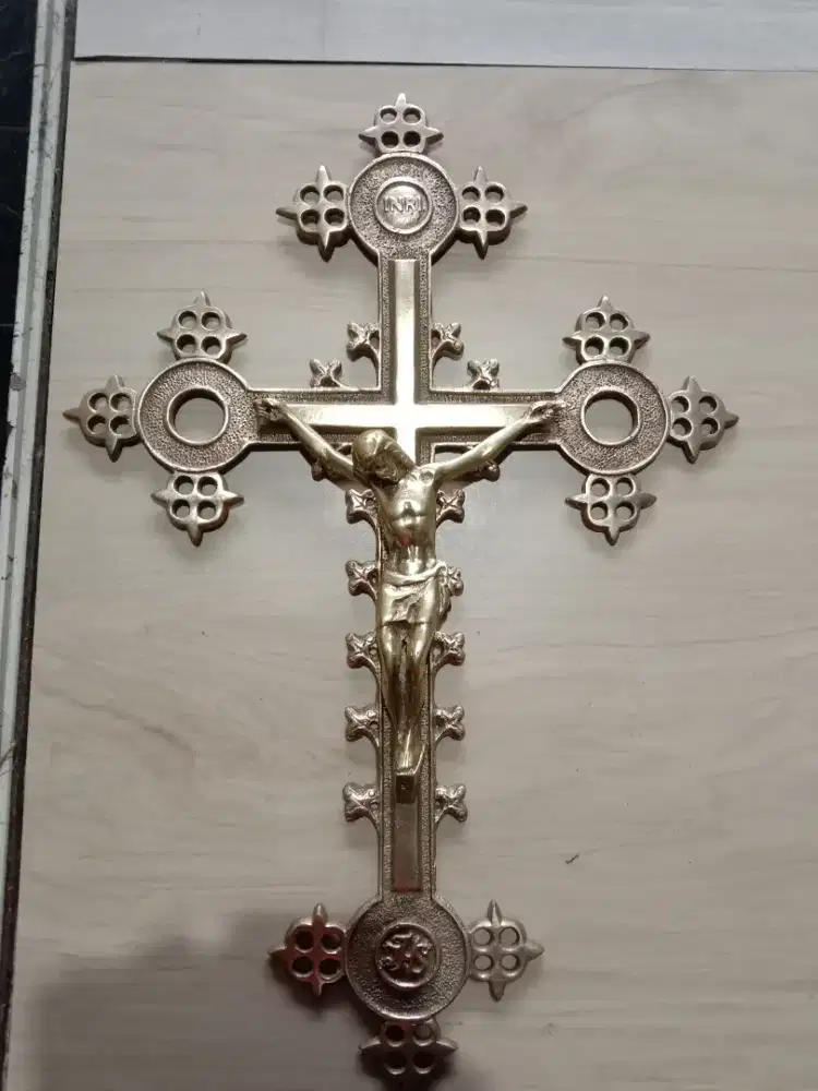 Salib besar bahan Kuningan