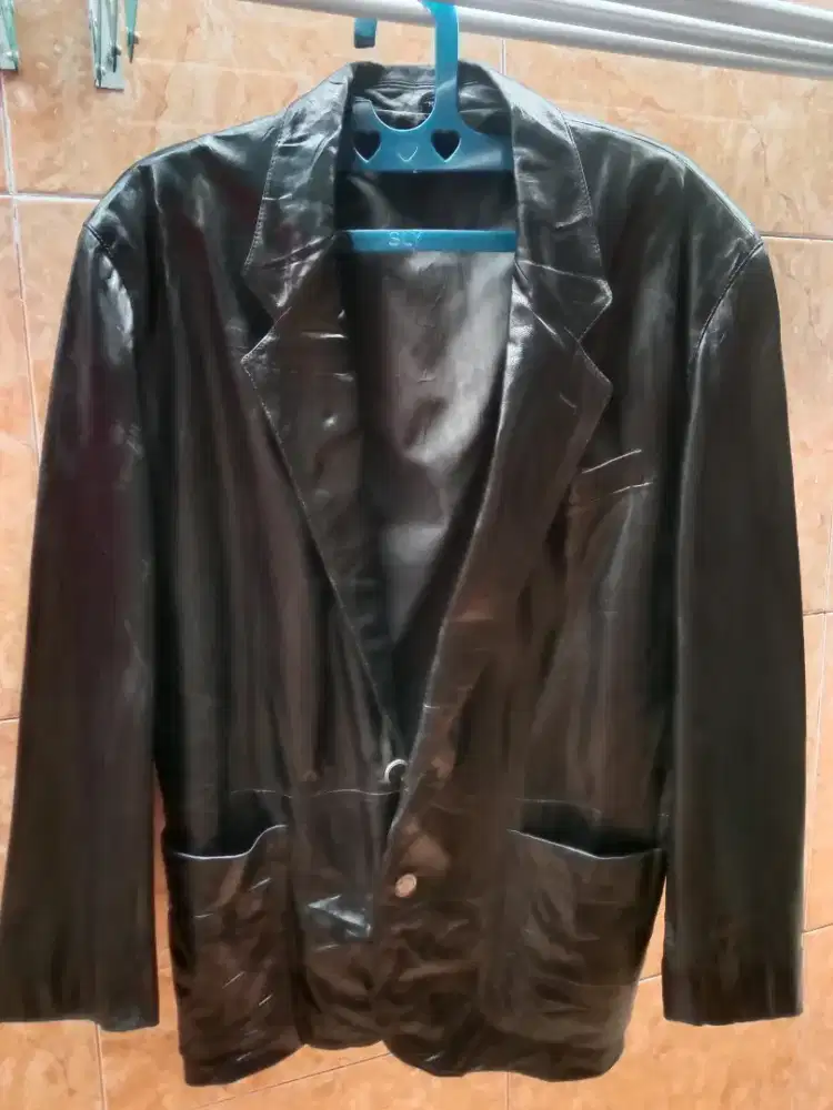 Jas hitam bahan kulit sapi ukuran M