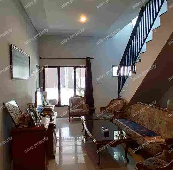 RUMAH ASRI TERAWAT SIAP HUNI DALAM KOMPLEK DEKAT MRT DI CIRENDEU