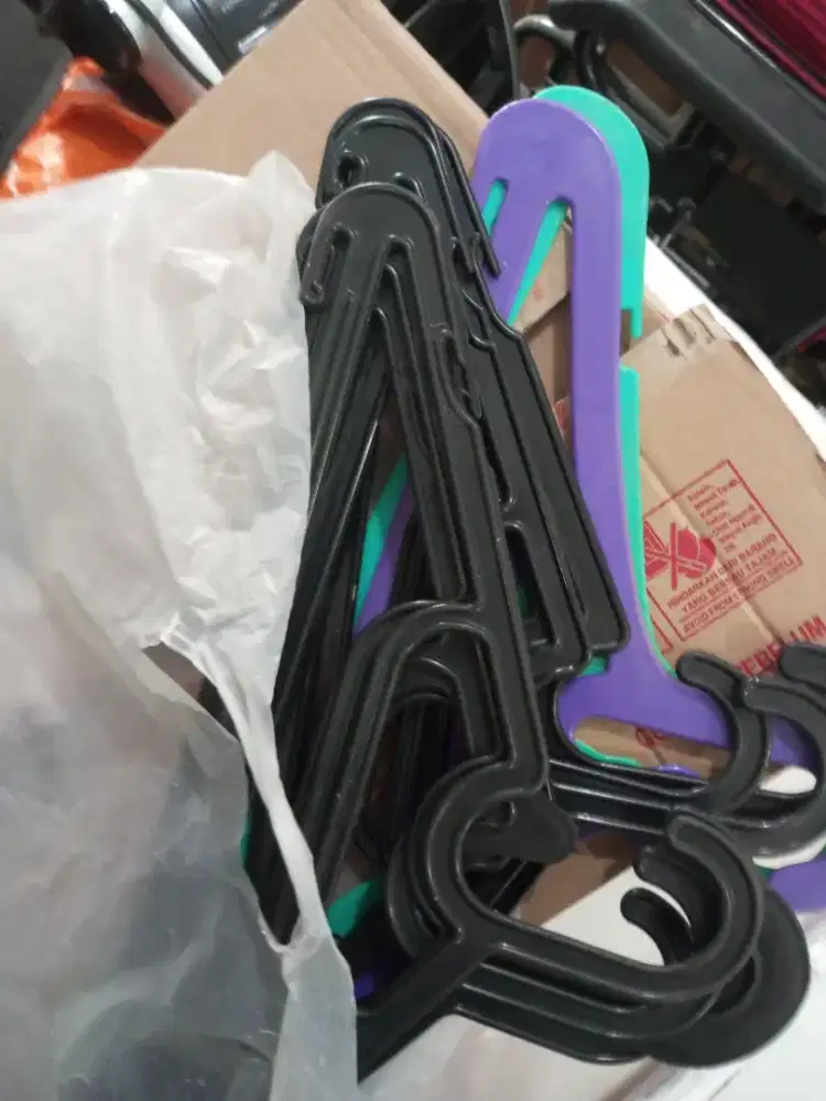 Gantungan baju take all